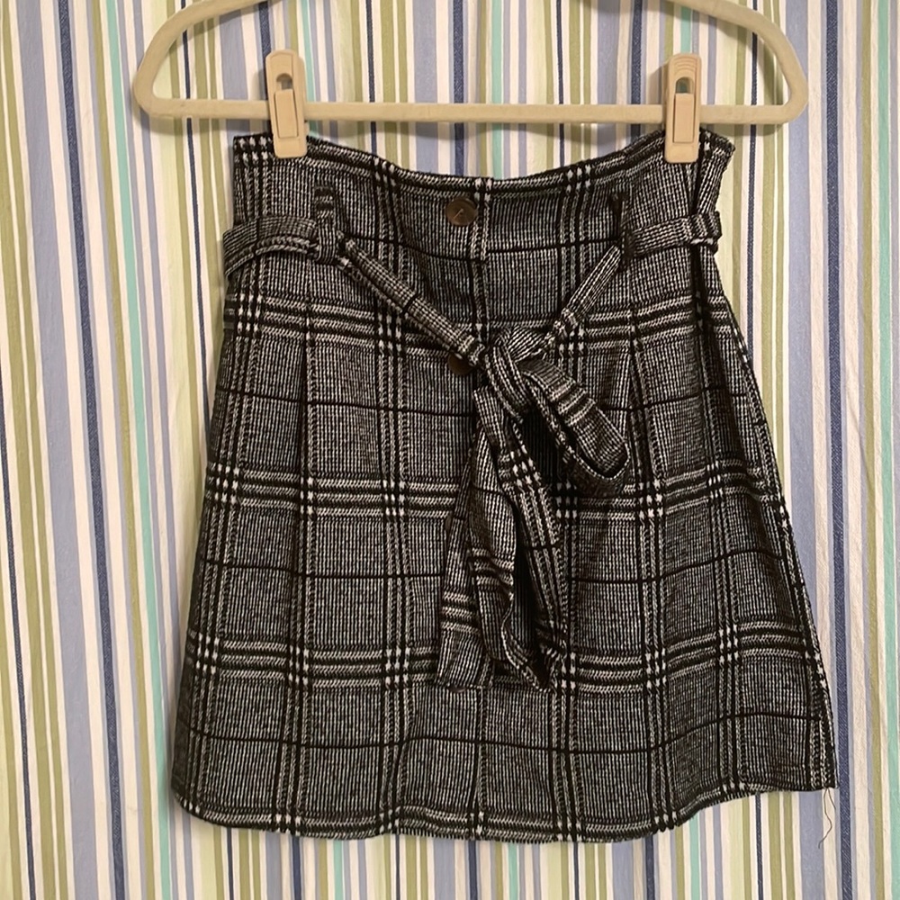 Black and white patterned skirt (M) with buttons and a bow
